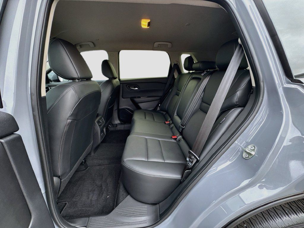 Used 2025 Nissan Rogue SL AWD/4WD image 24