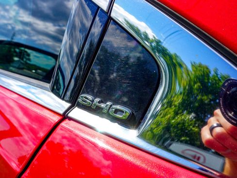 Used 2010 Ford Taurus SHO image 32