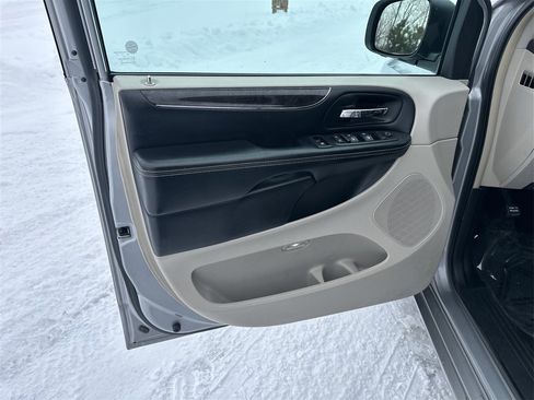 Used 2016 Chrysler Town & Country LX image 18