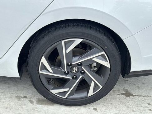 Used 2025 Hyundai Elantra Limited FWD image 4