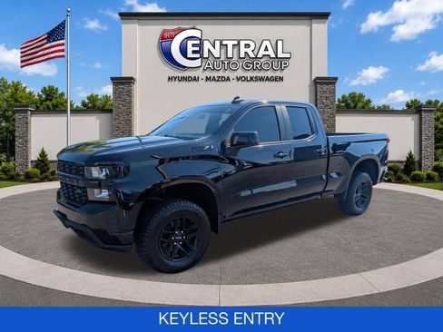 Used 2019 Chevrolet Silverado 1500 Custom Trail Boss w/ Custom Convenience Package AWD/4WD image 3