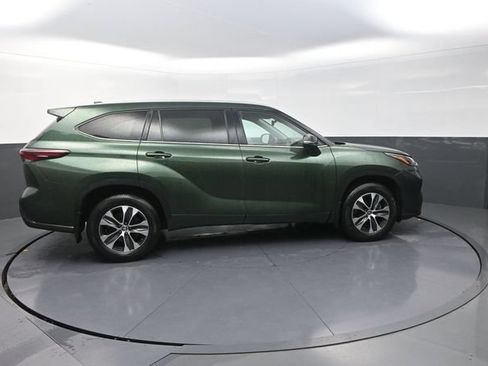 Used 2025 Toyota Highlander XLE AWD/4WD image 9