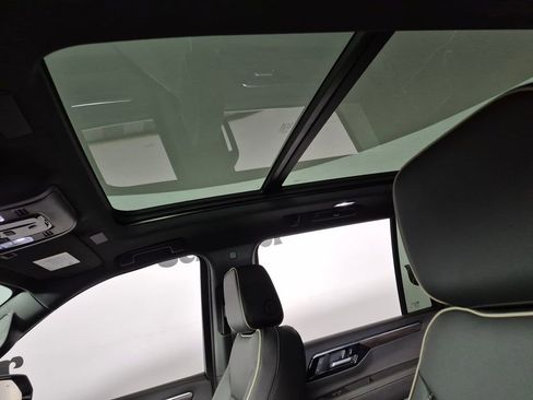 New 2026 Chevrolet Suburban Premier image 21