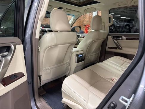 Used 2019 Lexus GX 460 Premium w/ Premium Package image 31