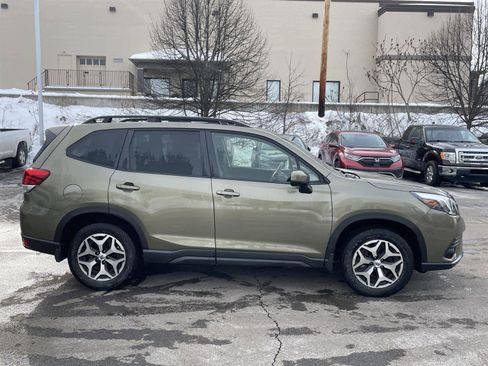 Used 2023 Subaru Forester Premium image 6