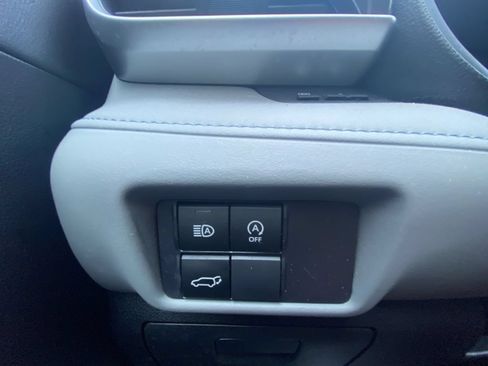 Used 2023 Toyota Highlander LE AWD/4WD image 12