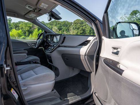 Used 2019 Toyota Sienna LE FWD image 11
