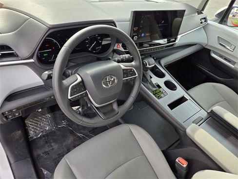 Used 2025 Toyota Sienna XLE image 11