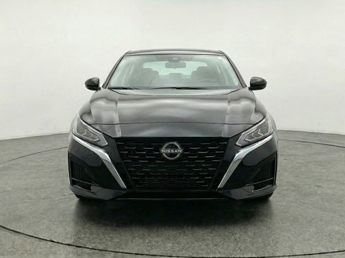 Used 2025 Nissan Altima 2.5 SV FWD image 2