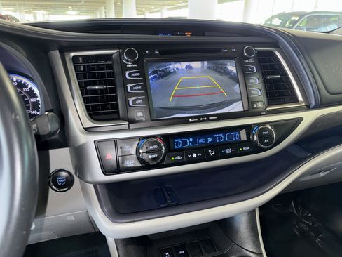Used 2019 Toyota Highlander Limited w/ Phone Cable & Charge Package image 28