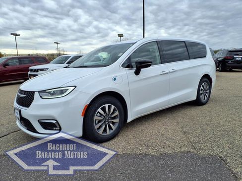 Used 2024 Chrysler Pacifica Select image 8