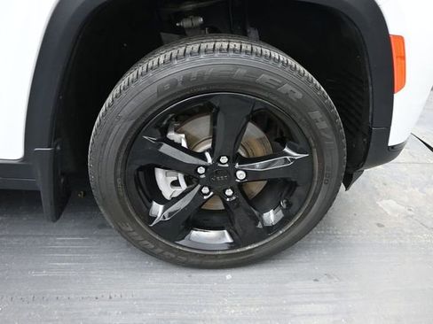 Used 2023 Jeep Grand Cherokee L Laredo image 41