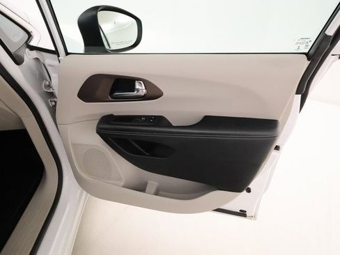 Used 2022 Chrysler Voyager LX image 25