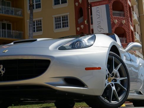 Used 2011 Ferrari California image 27