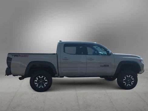 Used 2017 Toyota Tacoma TRD Off-Road w/ Tow Package (A/T) image 9