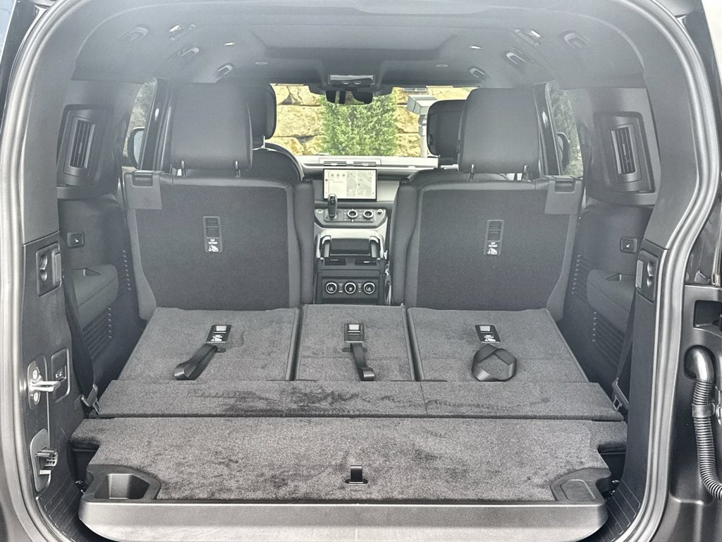 Certified 2025 Land Rover Defender 130 X-Dynamic SE AWD/4WD image 18