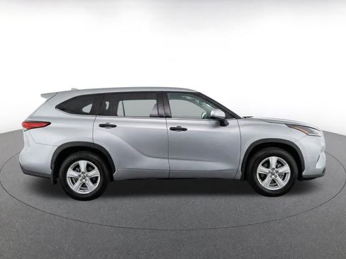Used 2025 Toyota Highlander LE FWD image 10