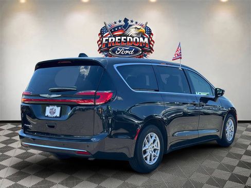 Used 2023 Chrysler Pacifica Touring-L FWD image 4
