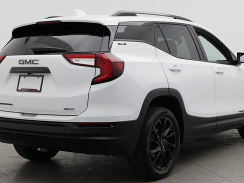 Used 2024 GMC Terrain SLE w/ Driver Convenience Package FWD image 8