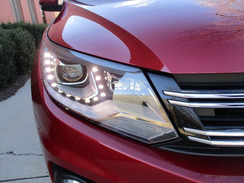 Used 2016 Volkswagen Tiguan SE AWD/4WD image 39