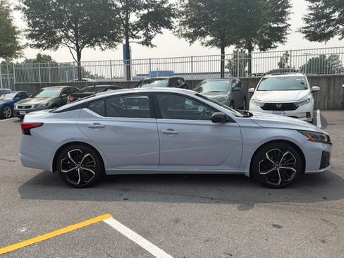 Used 2023 Nissan Altima 2.5 SR FWD image 9