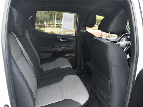 Used 2022 Toyota Tacoma TRD Sport w/ Technology Package image 17