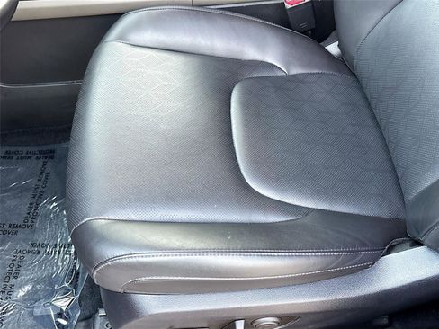 Used 2025 Kia Carnival FWD image 20