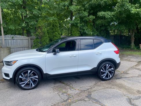 Used 2019 Volvo XC40 T5 R-Design AWD/4WD image 2