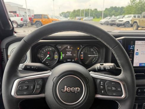Used 2025 Jeep Wrangler Unlimited Sahara w/ Safety Group AWD/4WD image 24