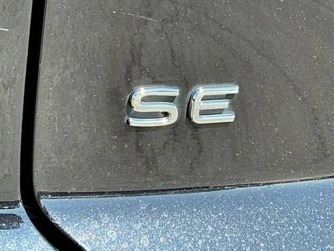 Certified 2024 Volkswagen Atlas Cross Sport SE FWD image 9