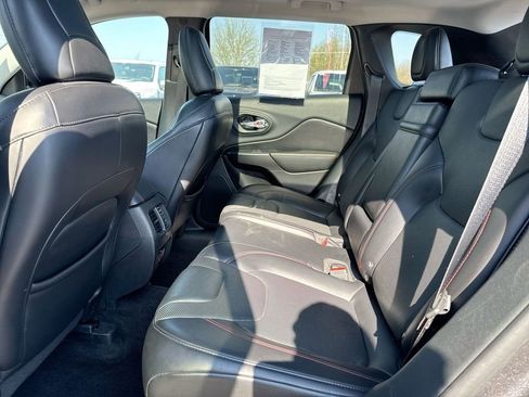 Used 2019 Jeep Cherokee Trailhawk image 24