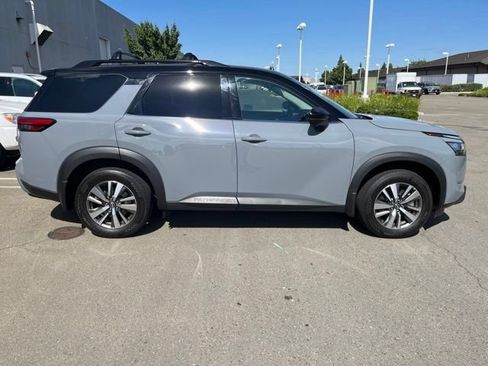 Used 2024 Nissan Pathfinder SL FWD image 4
