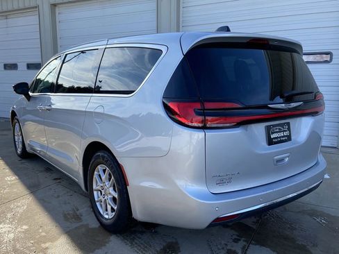 Used 2024 Chrysler Pacifica Touring-L image 5