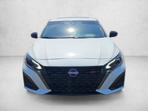 Used 2024 Nissan Altima 2.5 SR w/ SR Premium Package FWD image 2