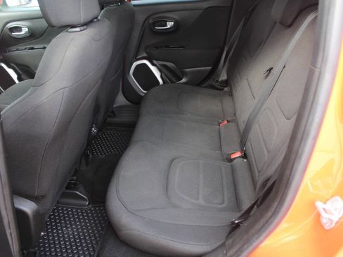 Used 2018 Jeep Renegade Latitude w/ Cold Weather Group image 9