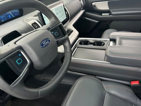 Used 2025 Ford Expedition Active AWD/4WD image 10