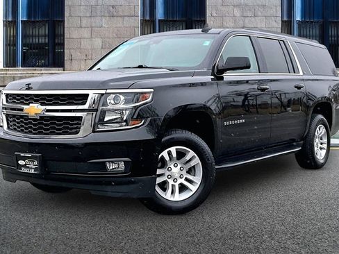 Used 2019 Chevrolet Suburban LT image 2