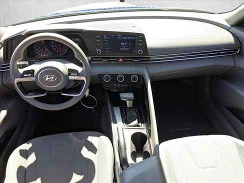 Used 2022 Hyundai Elantra SE FWD image 18