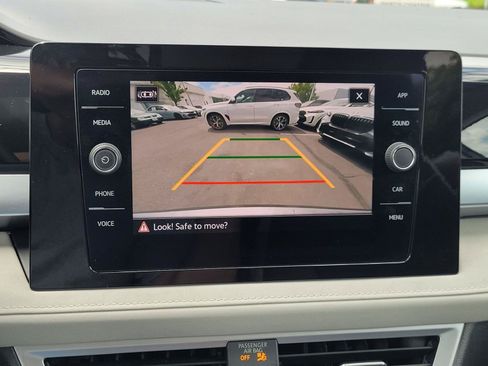 Certified 2025 Volkswagen Taos SE w/ Panoramic Sunroof Package AWD/4WD image 14