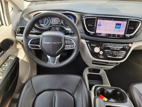 Used 2024 Chrysler Pacifica Touring-L FWD image 12