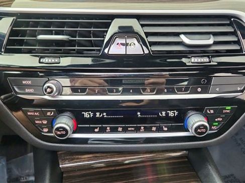 Used 2023 BMW 530e xDrive w/ Premium Package image 50