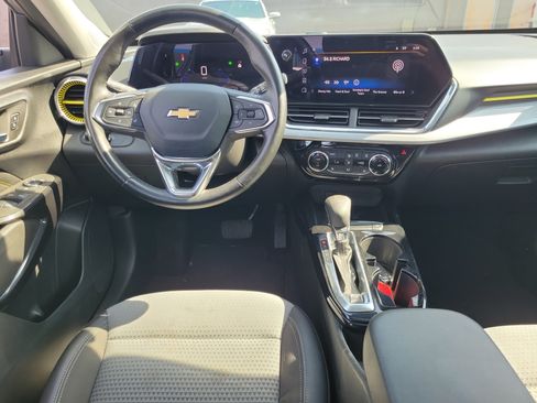Used 2024 Chevrolet Trax LT w/ Sunroof Package FWD image 10