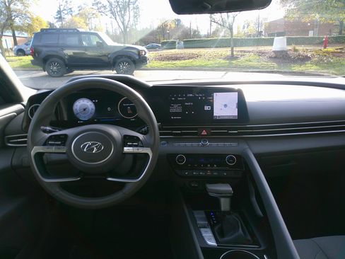 Used 2023 Hyundai Elantra SEL w/ Convenience Package image 30