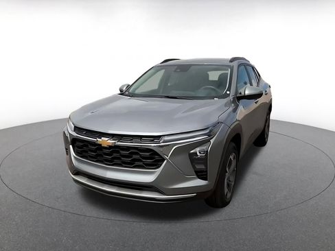 Used 2025 Chevrolet Trax LT FWD image 7