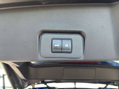 Used 2025 Nissan Rogue SV FWD image 23