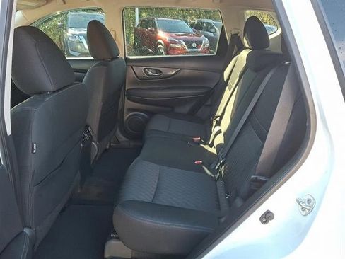 Used 2017 Nissan Rogue SV image 10