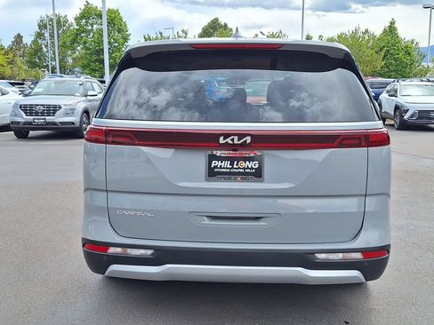 Used 2024 Kia Carnival EX FWD image 4