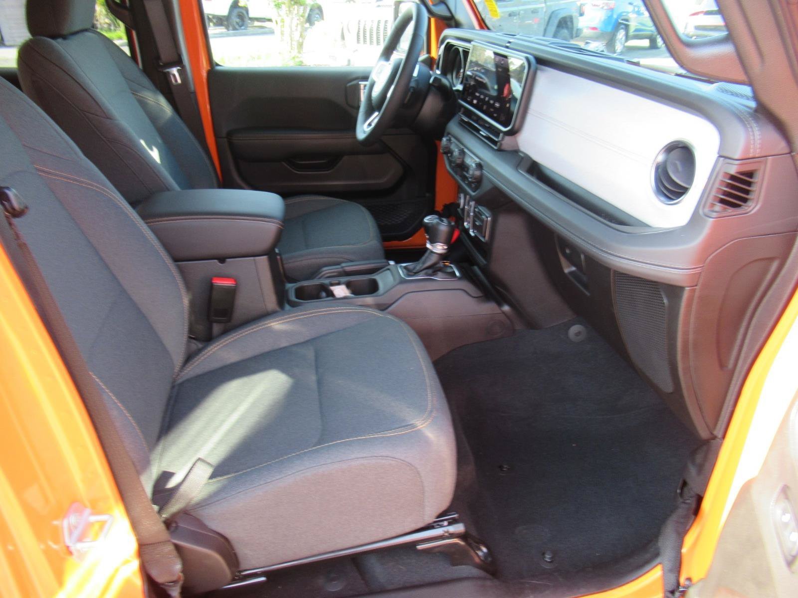 Used 2025 Jeep Wrangler Unlimited Sahara AWD/4WD image 10