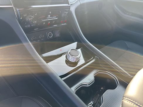 New 2025 Jeep Grand Cherokee L Altitude image 37