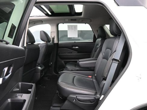 Used 2023 Nissan Pathfinder SL w/ SL Premium Package FWD image 17